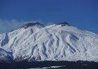 Sorvolare il vulcano attivo più alto d’Europa: l’Etna
