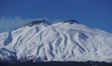 Sorvolare il vulcano attivo più alto d’Europa: l’Etna