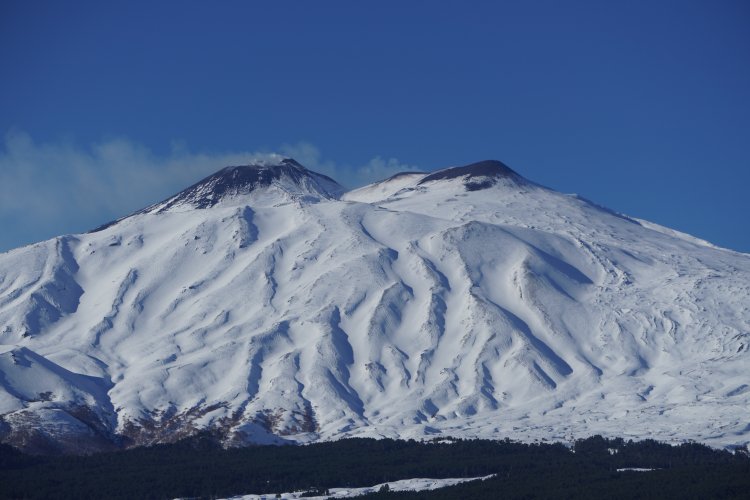 Sorvolare il vulcano attivo più alto d’Europa: l’Etna