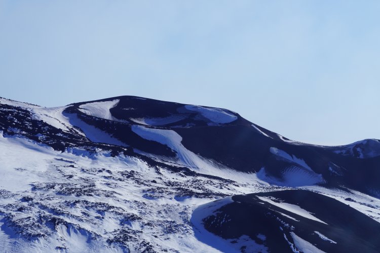 Sorvolare il vulcano attivo più alto d’Europa: l’Etna