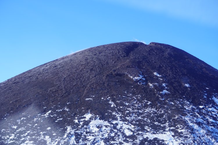 Sorvolare il vulcano attivo più alto d’Europa: l’Etna