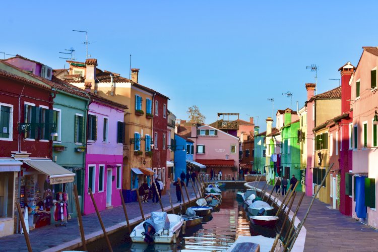 UN GIRO A BURANO